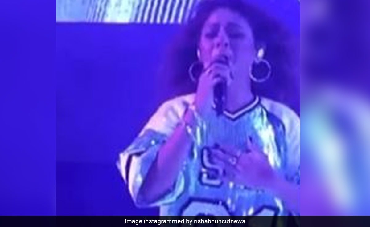 Sunidhi Chauhan Reacts After Concert-Goer Throws Bottle At Her: 'Show Ruk Jayega'