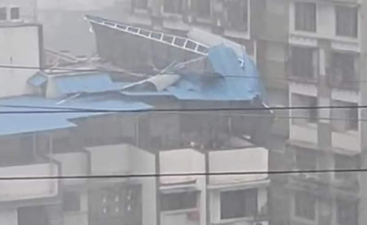 The tin roof of a 7-storey building was blown off and fell down in Mumbais Kanjur Marg suburb