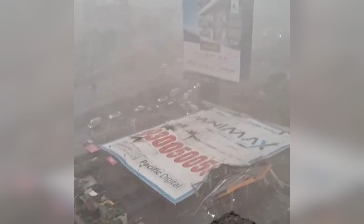 A metal billboard collapsed amid the strong dust storm in Mumbais Ghatkopar, 35 people were injured