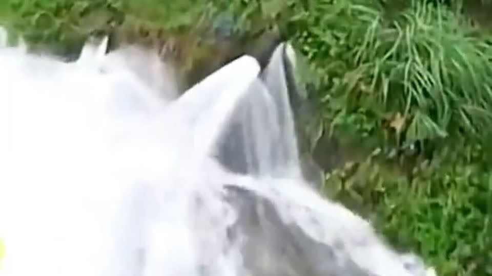 A screenshot from a video showing the pipes in Yuntai Waterfall. - From Weibo