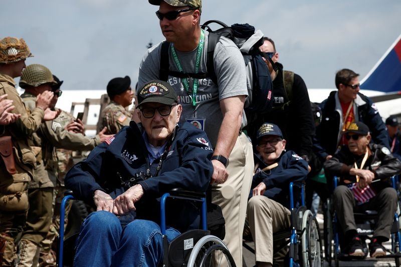 © Reuters. World War II Veterans arrive at Deauville airport from Atlanta to commemorate the 80th anniversary of the 1944 D-Day landings in Deauville, Normandy region, France, June 3, 2024. REUTERS/Benoit Tessier