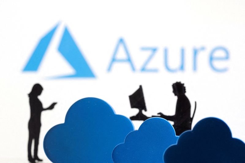 © Reuters. FILE PHOTO: 3D printed clouds and figurines are seen in front of the Microsoft Azure cloud service logo in this illustration taken February 8, 2022. REUTERS/Dado Ruvic/Illustration/File Photo