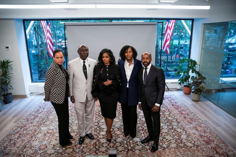© Reuters. FILE PHOTO: Attorney Ben Crump, Fearless Fund co-partners Arian Simone, Ayana Parsons, Lead counsel Mylan Denerstein and Co-Counsel Alphonso David pose for a picture at the end of a press conference in New York, U.S., August 10, 2023. REUTERS/Eduardo Munoz/File Photo
