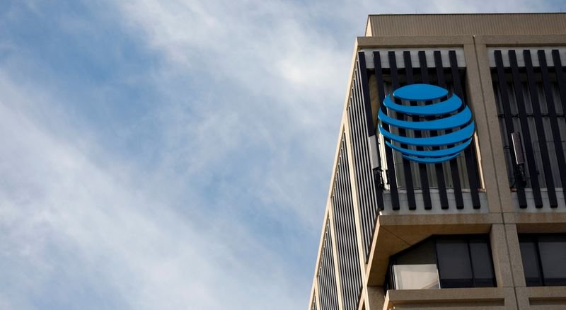 © Reuters. FILE PHOTO: An AT&T logo is pictured in Pasadena, California, U.S., January 24, 2018. REUTERS/Mario Anzuoni/File Photo