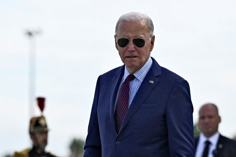 © Reuters. US President Joe Biden is seen upon arrival at Paris Orly airport near Paris, on June 5, 2024, as he travels to commemorate the 80th anniversary of D-Day.     JULIEN DE ROSA/Pool via REUTERS 
