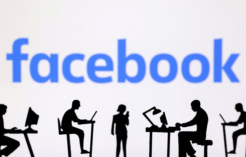 © Reuters. FILE PHOTO: Figurines with computers and smartphones are seen in front of Facebook logo in this illustration taken, February 19, 2024. REUTERS/Dado Ruvic/Illustration/File Photo
