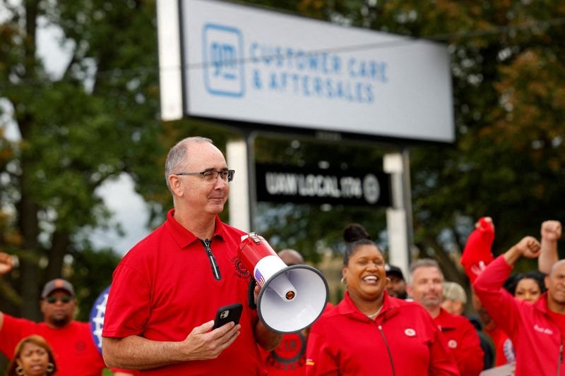 © Reuters. FILE PHOTO: Shawn Fain, President of the United Auto Workers (UAW) speaks as U.S. President Joe Biden (not pictured) joins striking members of the United Auto Workers (UAW) on the picket line outside the GM's Willow Run Distribution Center, in Belleville, Wayne County, Michigan, U.S., September 26, 2023. REUTERS/Evelyn Hockstein/File Photo