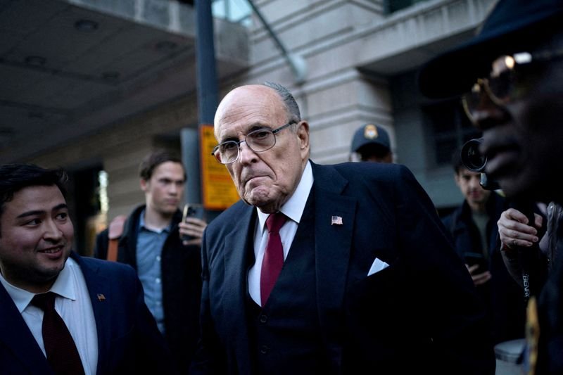 © Reuters. FILE PHOTO: Former New York Mayor Rudy Giuliani departs the U.S. District Courthouse after he was ordered to pay $148 million in his defamation case in Washington, U.S., December 15, 2023. REUTERS/Bonnie Cash/File Photo