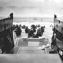 Soldaten der Aliierten landen am 6. Juni 1944 am "Omaha Beach" in der Normandie (Frankreich)