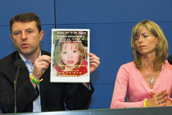 Gerry (left) and Kate McCann show a picture of their daughter Madeleine  in 2007.
