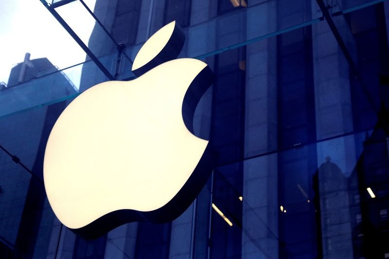 © Reuters. FILE PHOTO: The Apple Inc. logo is seen hanging at the entrance to the Apple store on 5th Avenue in Manhattan, New York, U.S., October 16, 2019. REUTERS/Mike Segar/File Photo