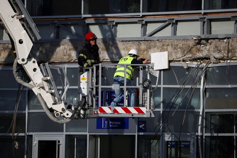 © Reuters. A rescue team inspects the area where a part of a roof of a railway station collapsed in Novi Sad, Serbia November 2, 2024. REUTERS/Marko Djurica    